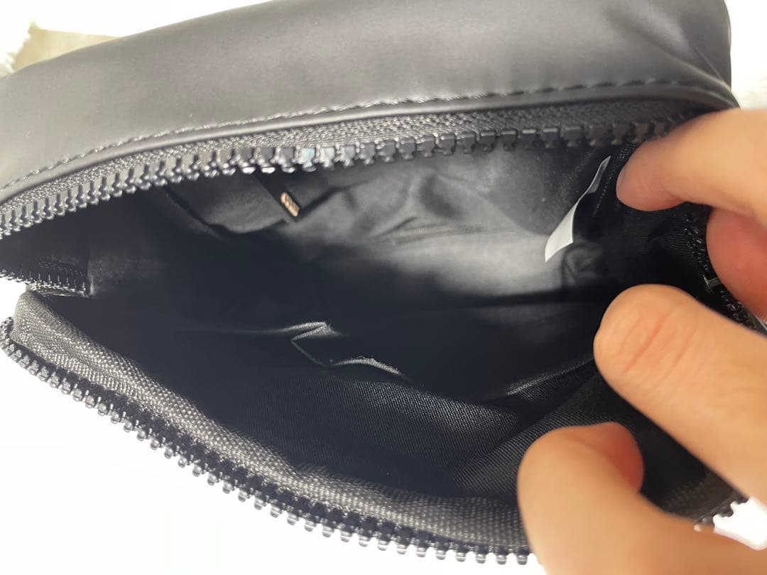 未使用品　タグ付き　ヒューゴボス ショルダーバッグ HUGO ロゴ ブラック