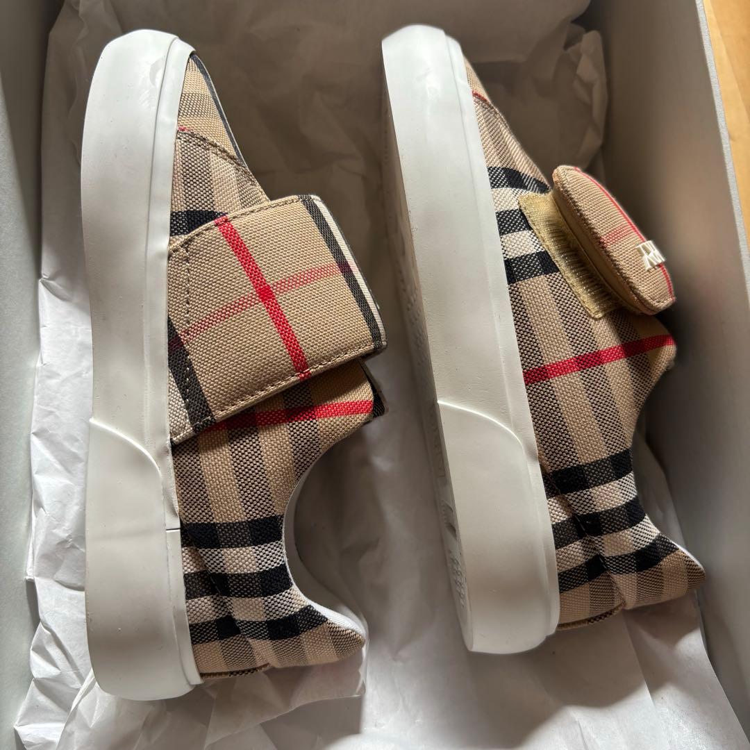 未使用 BURBERRY キッズスニーカー箱付き BURBERRY 未使用 キッズ