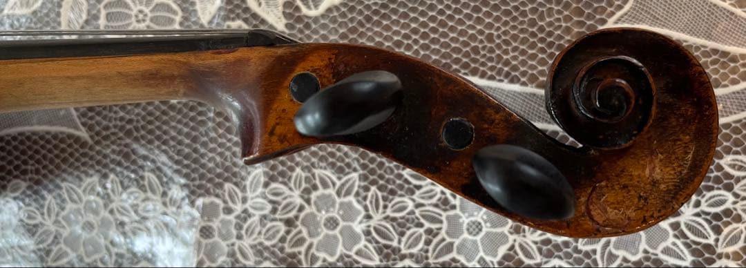 少なくとも100年以上前のオールドバイオリン