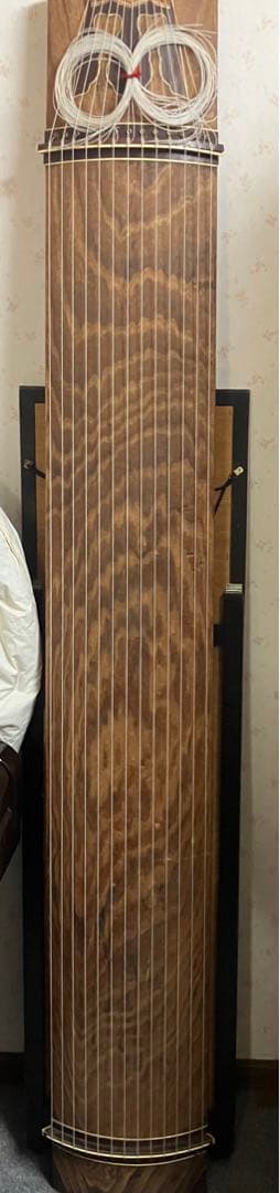 13弦お琴です。並甲、すだれ彫り、甲に跡少ない、裏甲に修復の跡有り