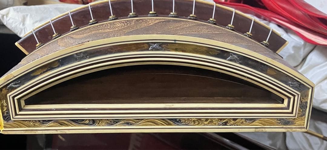 13弦お琴です。並甲、すだれ彫り、甲に跡少ない、裏甲に修復の跡有り