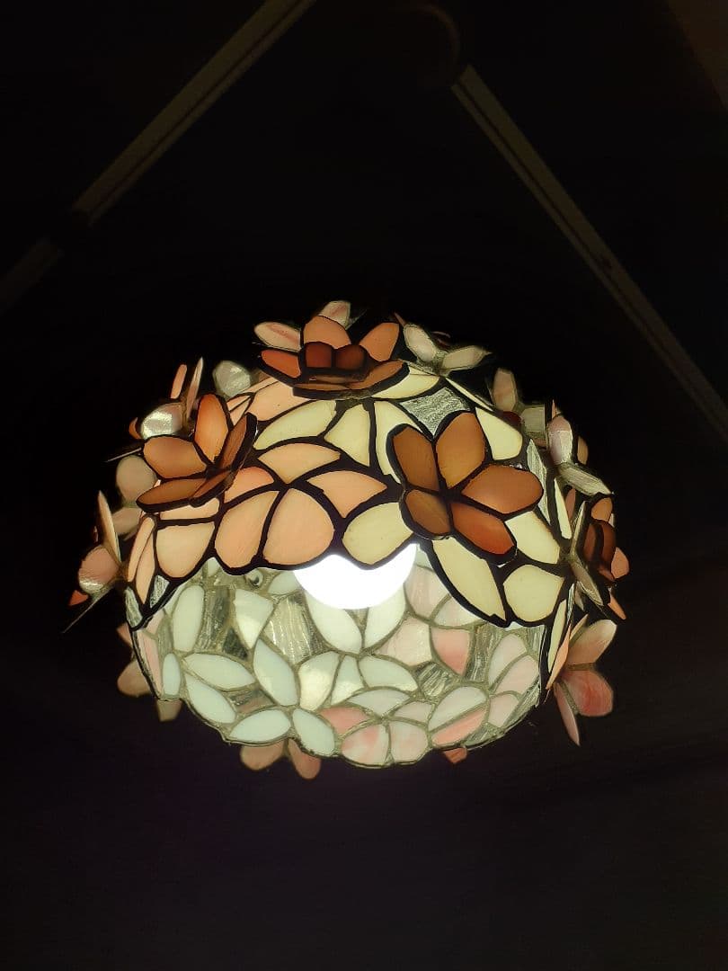 春にぴったりの艶やかで桜の花びらを散りばめた様な可愛らしいペンダントライト