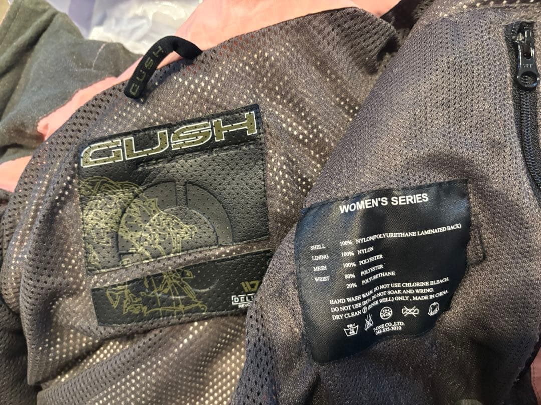 Gush ウェア　上下　ゴーグル➕フェイスマスク付き　ウーマンサイズ　超多機能