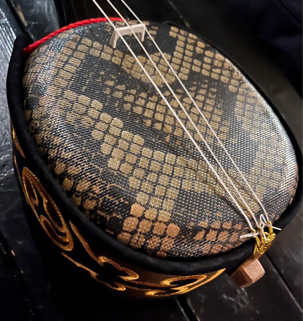 三線本体 黒と金の蛇柄 ケース付き