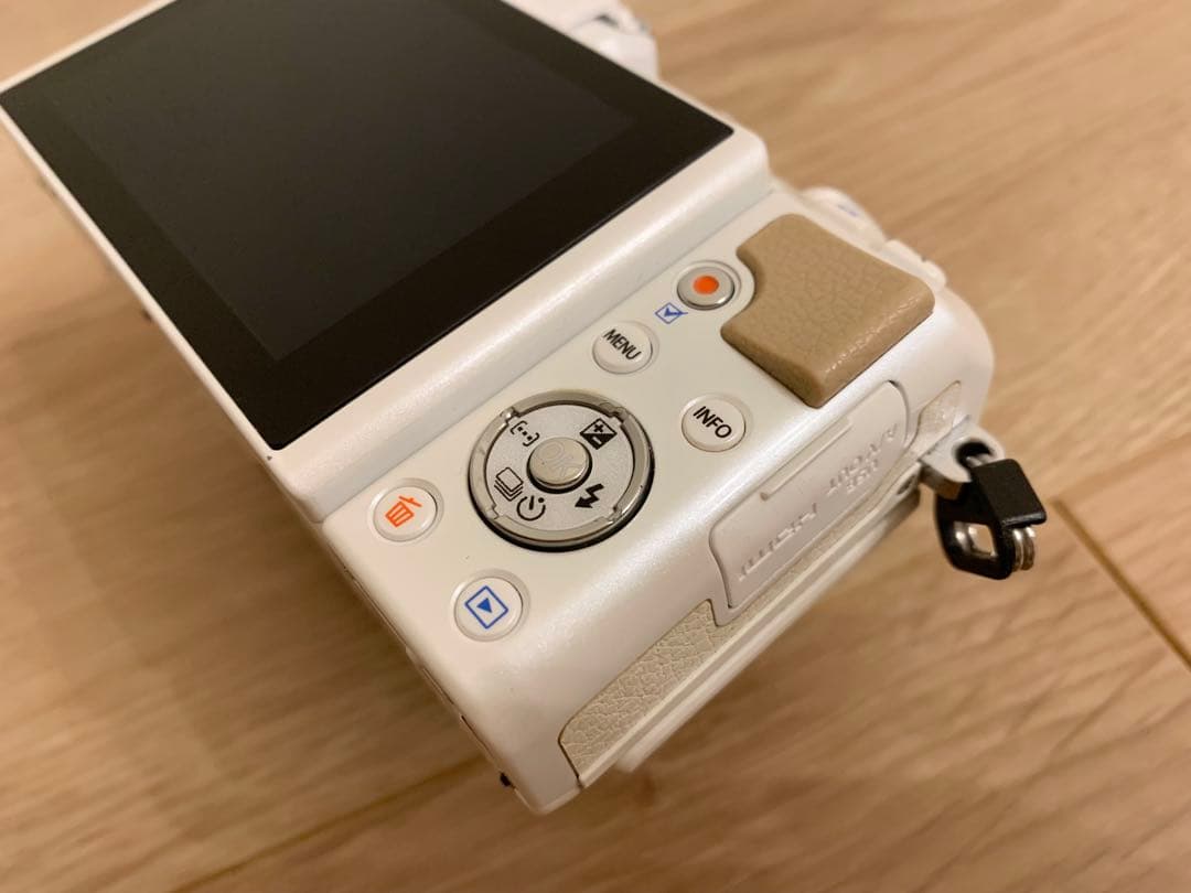 OLYMPUS PEN Lite E-PL7 EZダブルズームキット ホワイト