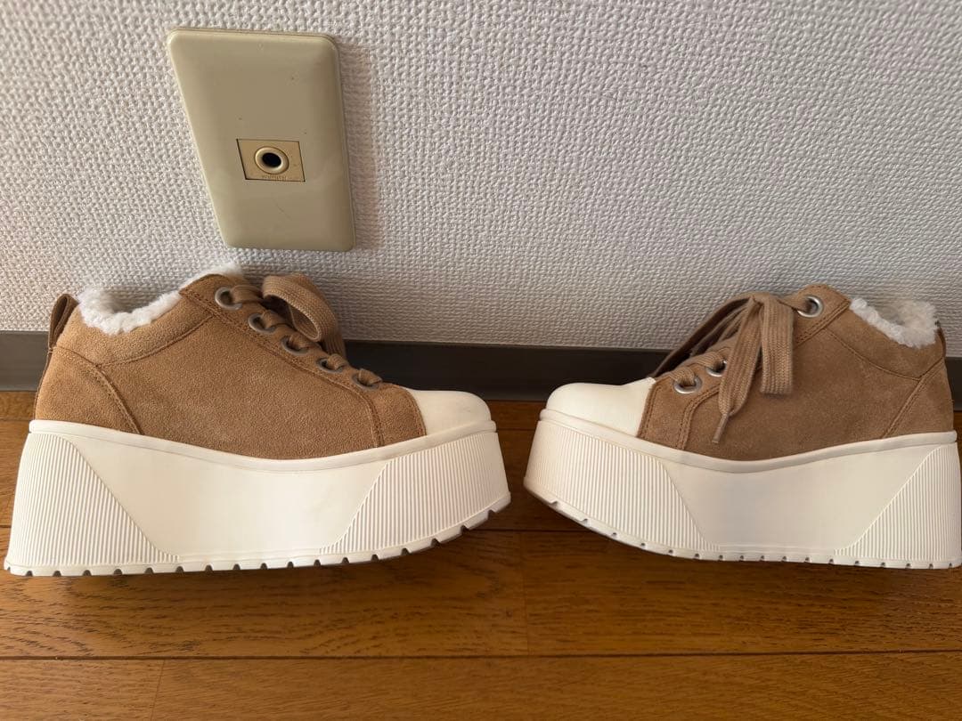 鈴木亜美さん 新作 プラットフォーム スエードスニーカー