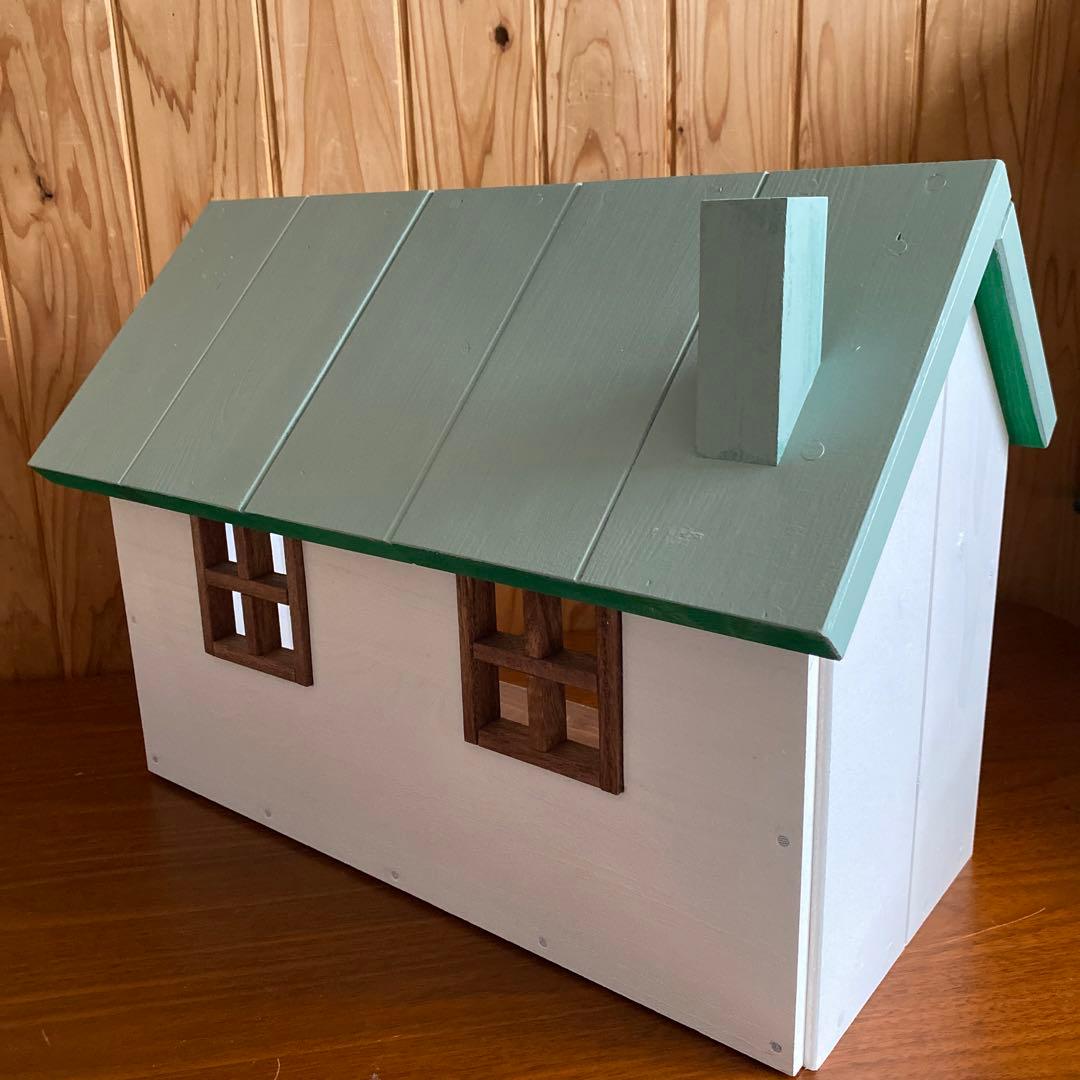 緑屋根の木製ドールハウス (暖炉＆ウッドデッキ付き) ハンドメイド