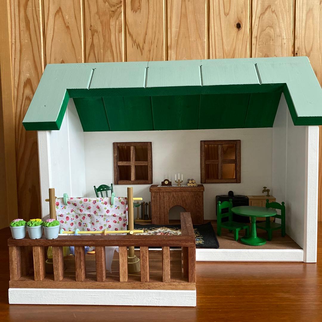 緑屋根の木製ドールハウス (暖炉＆ウッドデッキ付き) ハンドメイド