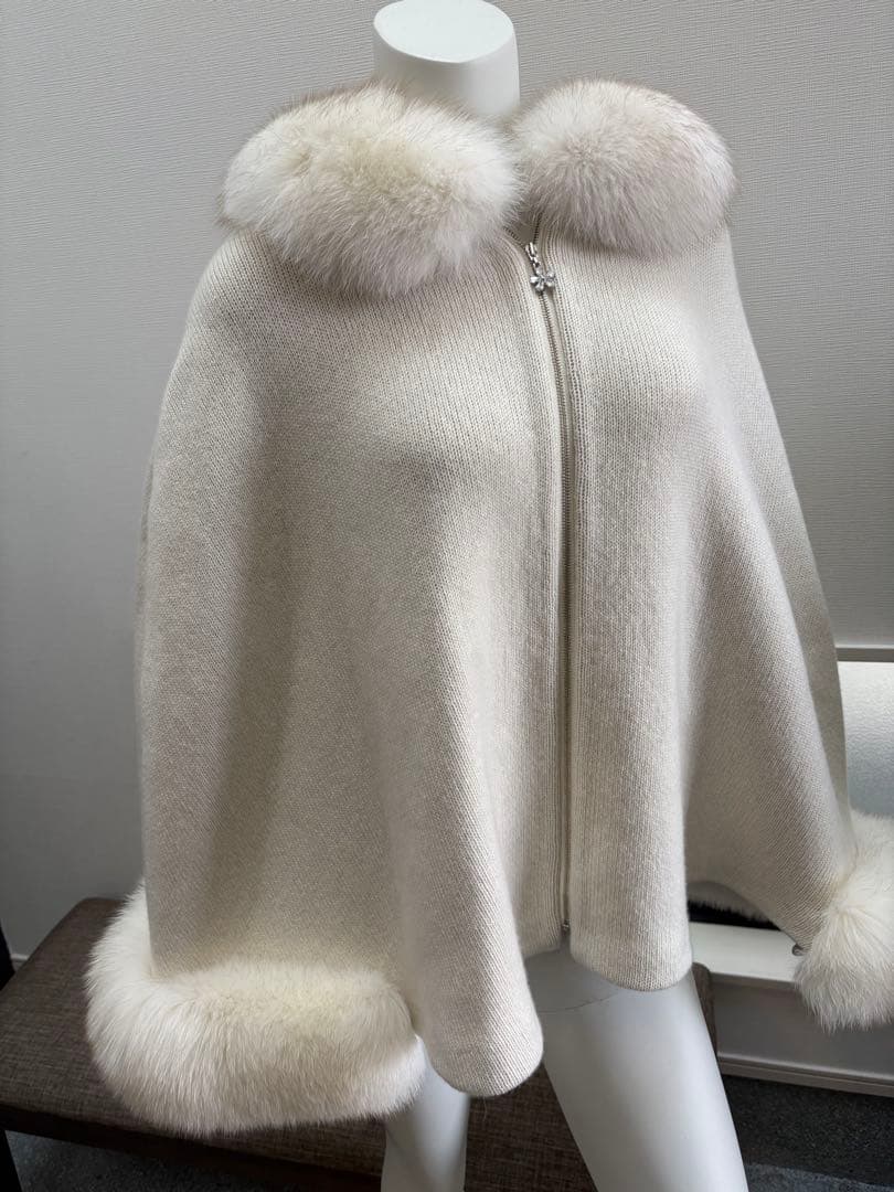 専用。Ｒｅｎｅルネ　サガフォックスファー付きケープ白カシミヤ6232050Ａ