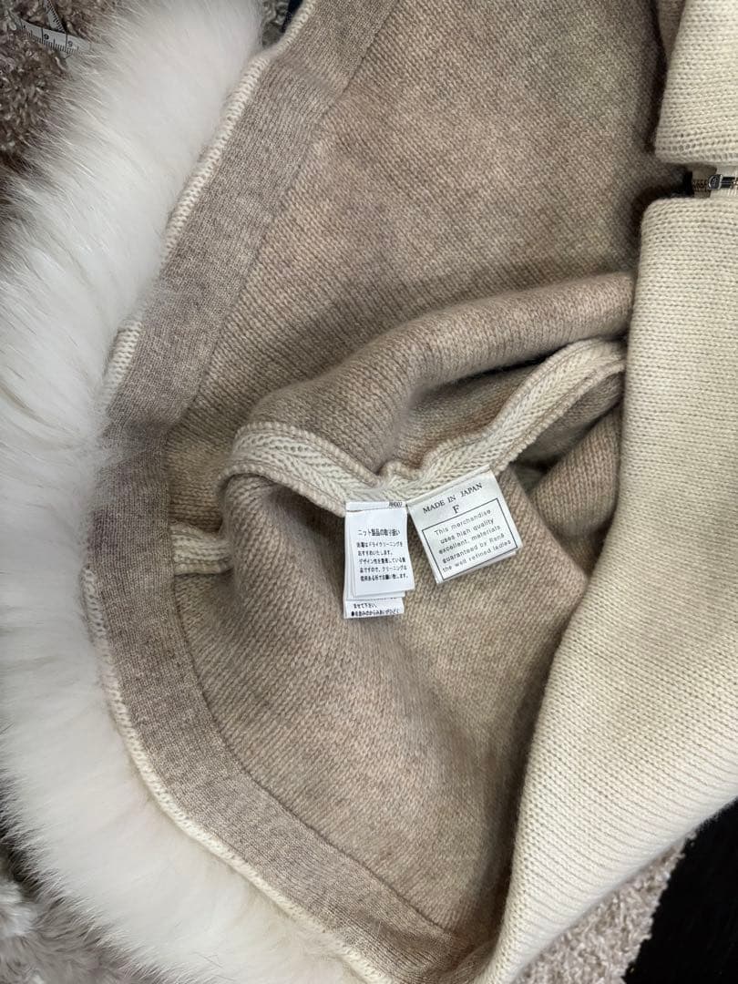 専用。Ｒｅｎｅルネ　サガフォックスファー付きケープ白カシミヤ6232050Ａ