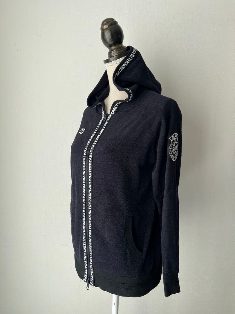 パーリーゲイツ　ネイビーロゴラインパーカー