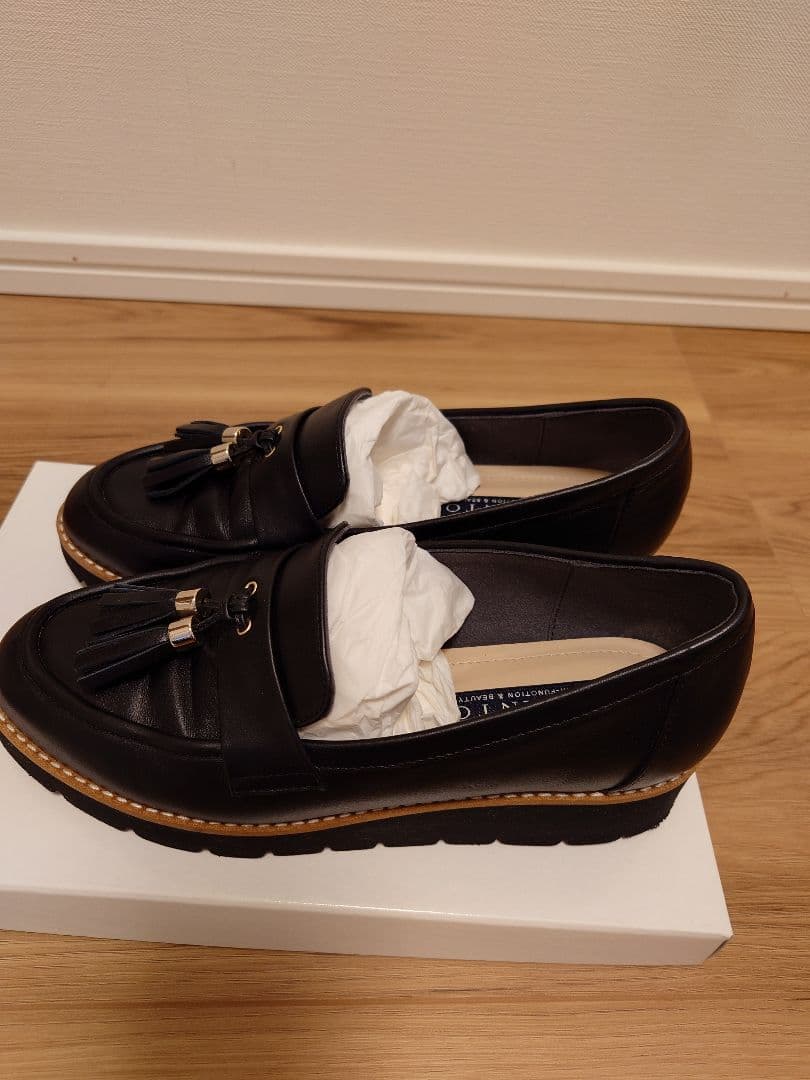 【美品】DIANA タッセル付き黒レザー厚底ローファー 22.0cm