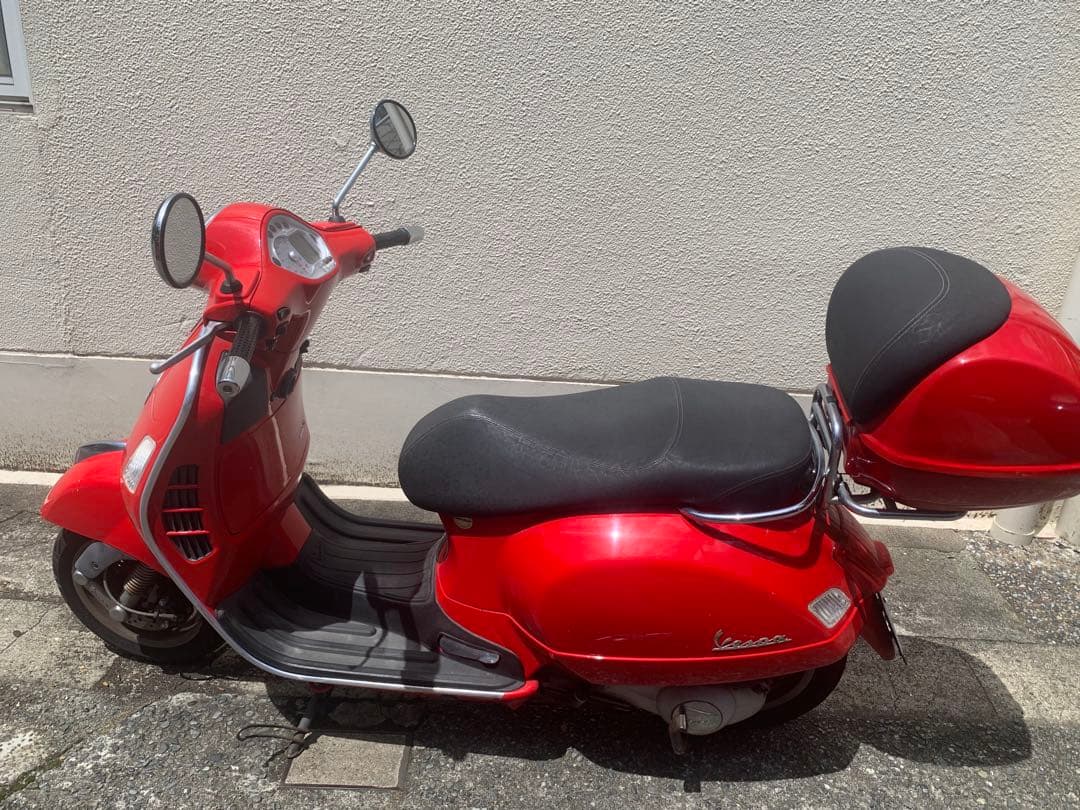 Vespa GTS 赤 スクーター