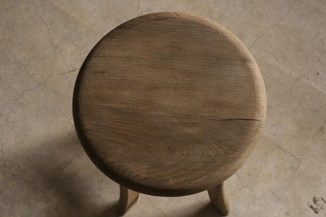 古く味のある木製の丸椅子　スツール　チェア　古道具　古家具