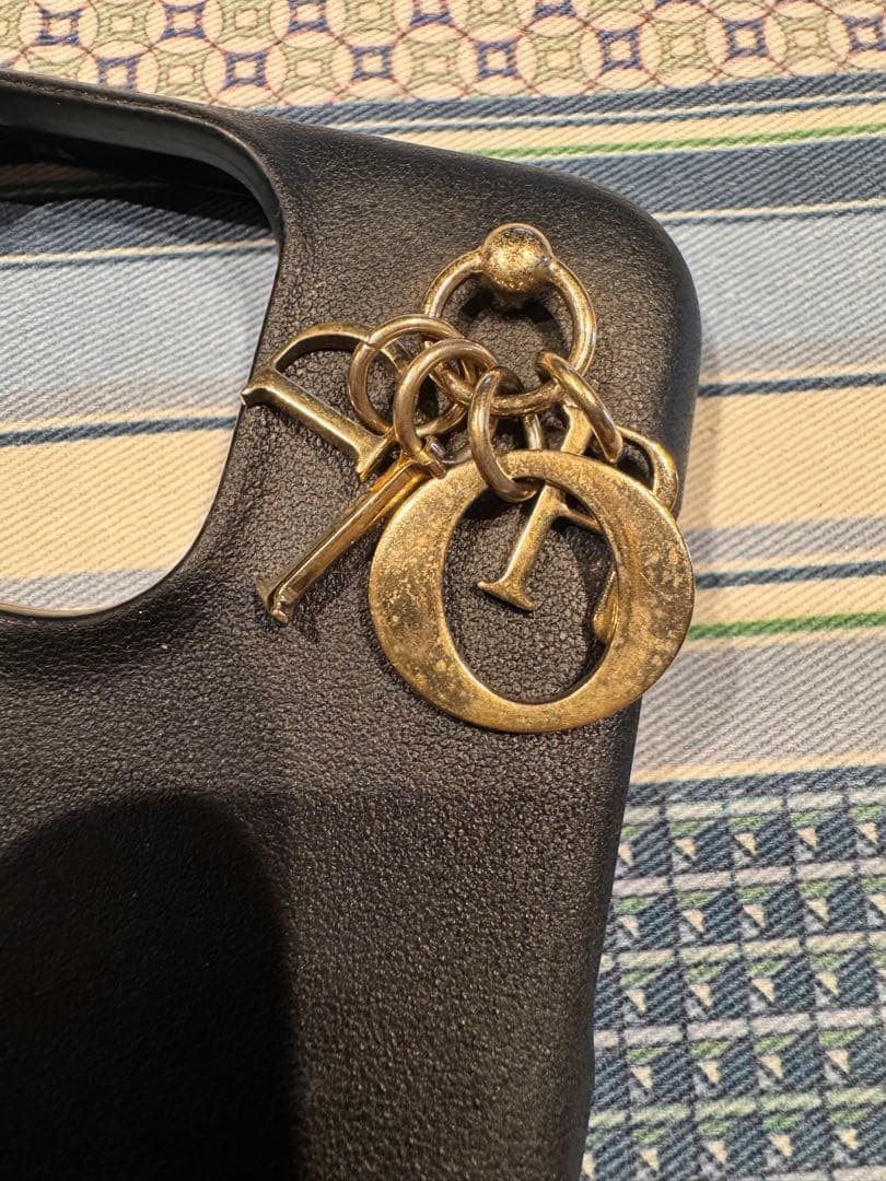 ディオールブラック キルティング iPhoneケース チャーム付き