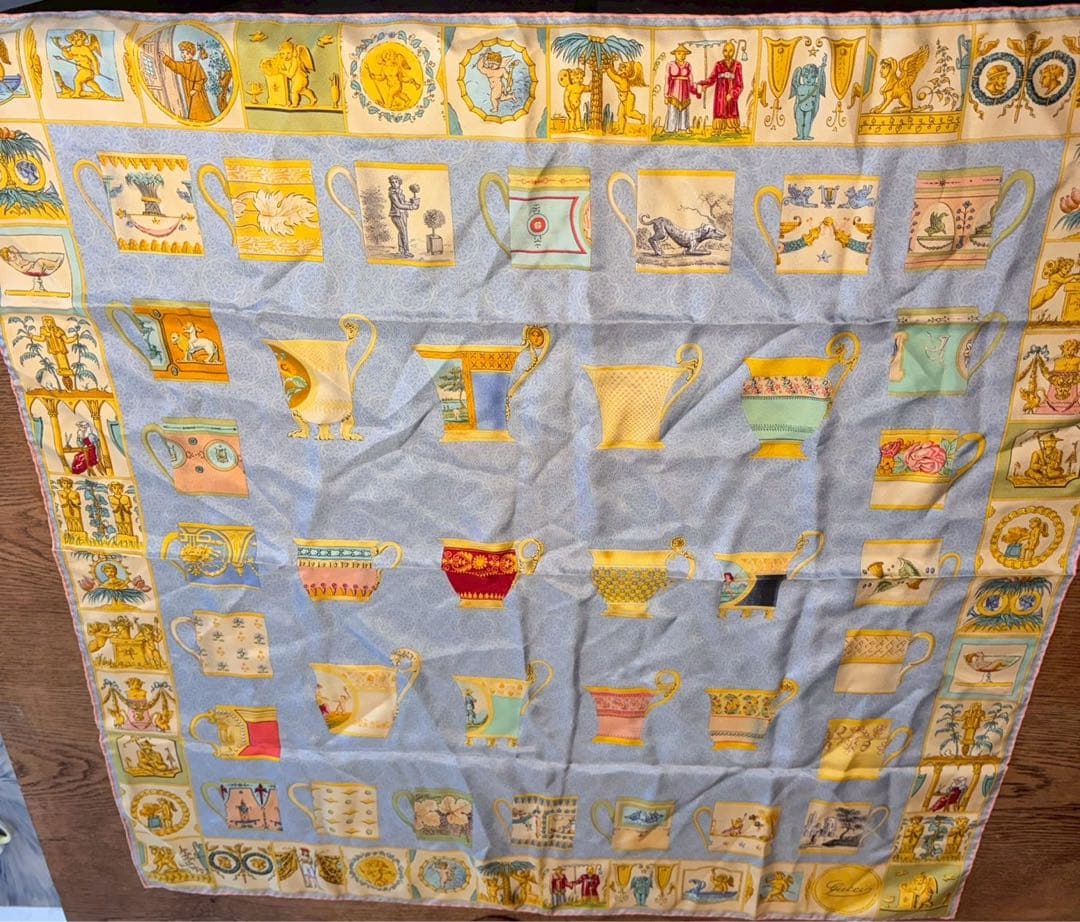 【極美品】GUCCI シルクスカーフ 多様なカップデザイン　85✖️85サイズ