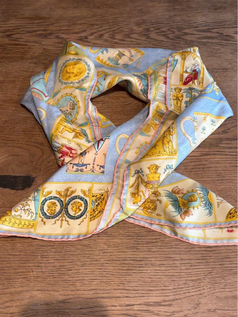 【極美品】GUCCI シルクスカーフ 多様なカップデザイン　85✖️85サイズ