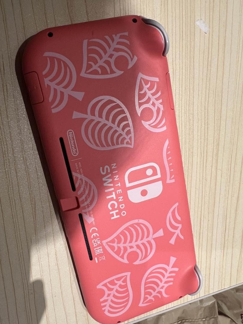 どうぶつの森デザインのピンクの Nintendo Switch Lite