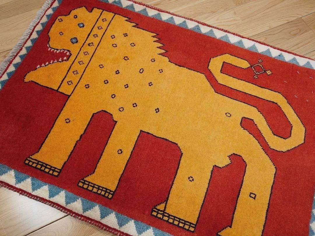 トライバルラグ　アマレバフト　95×65 茜色　ライオン