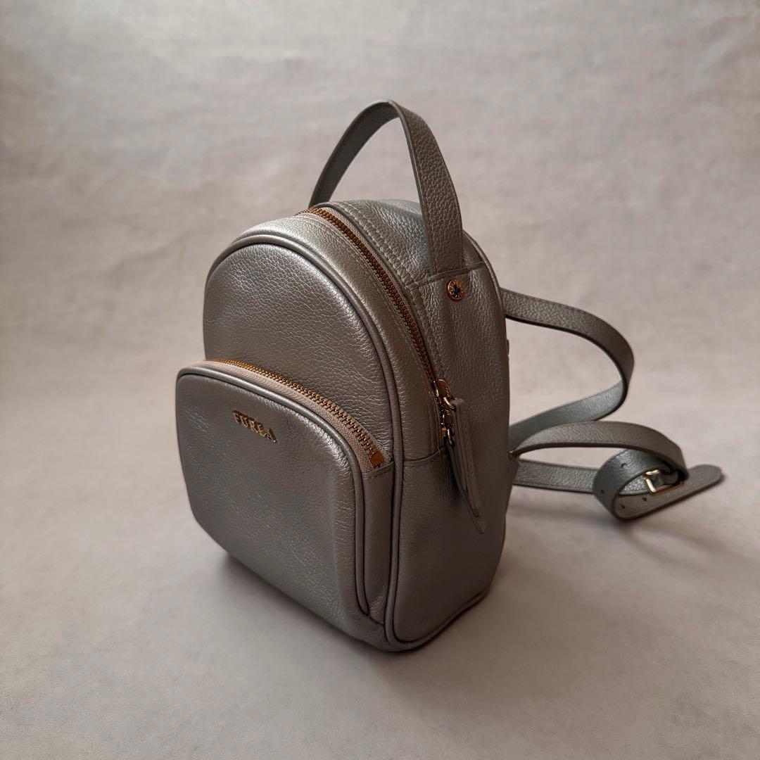 美品 FURLA フルラ フリーダ レザー ミニリュック シルバー