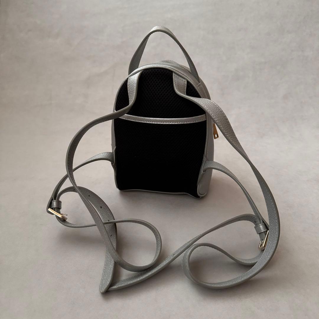 美品 FURLA フルラ フリーダ レザー ミニリュック シルバー