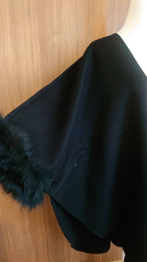 ファー付き黒ポンチョ・ケープコート グレースコンチネンタル