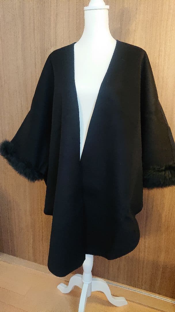 ファー付き黒ポンチョ・ケープコート グレースコンチネンタル