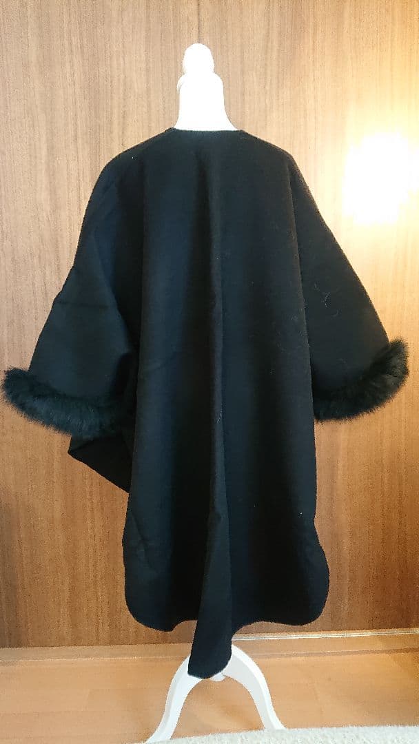 ファー付き黒ポンチョ・ケープコート グレースコンチネンタル