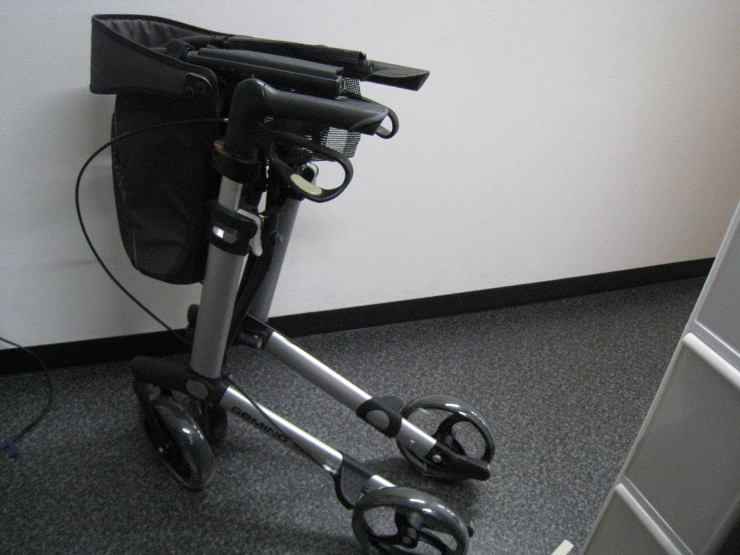 ハンディウォークＬ　GEMINO 30 歩行器 歩行車 パラマウントベッド ③