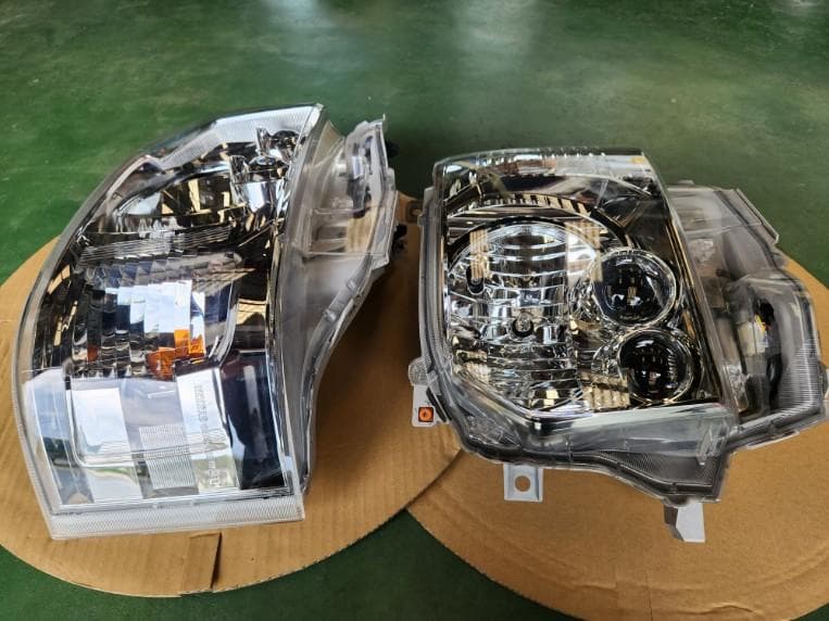 ハイエース　ヘッドライトアッセン