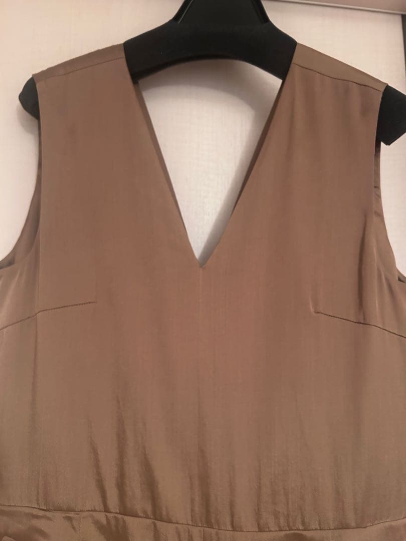 ＜conte＞サテン ノースリーブ オールインワン　ベージュ