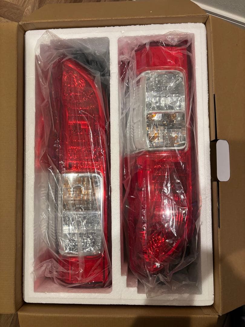 ハイエース純正品テールランプ 2個セット 赤/クリア