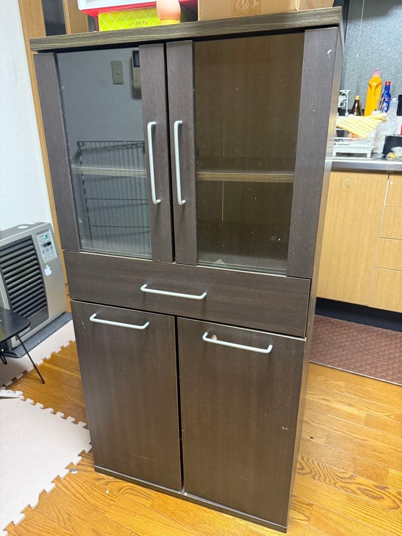 取来人 木製食器棚 ダークブラウン ガラス扉付き 棚 - メルカリ