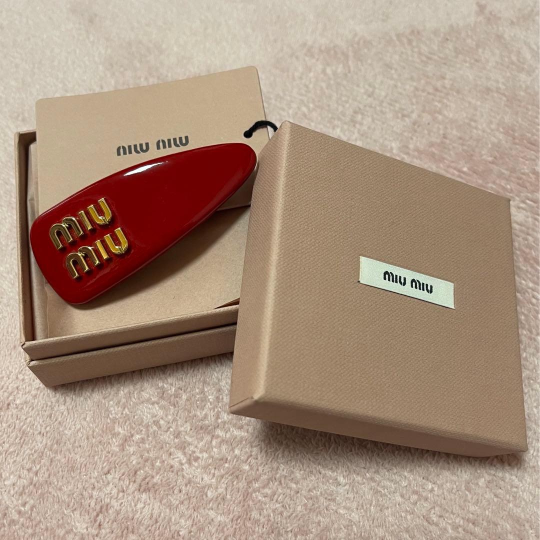 正規品 MIUMIU パテントレザーヘアクリップ レッド Miu Miu】 ミュウ