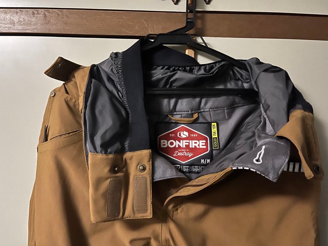 BONFIRE Gold スノーボードウェア Mサイズ - スノーボード安く 買う 方法