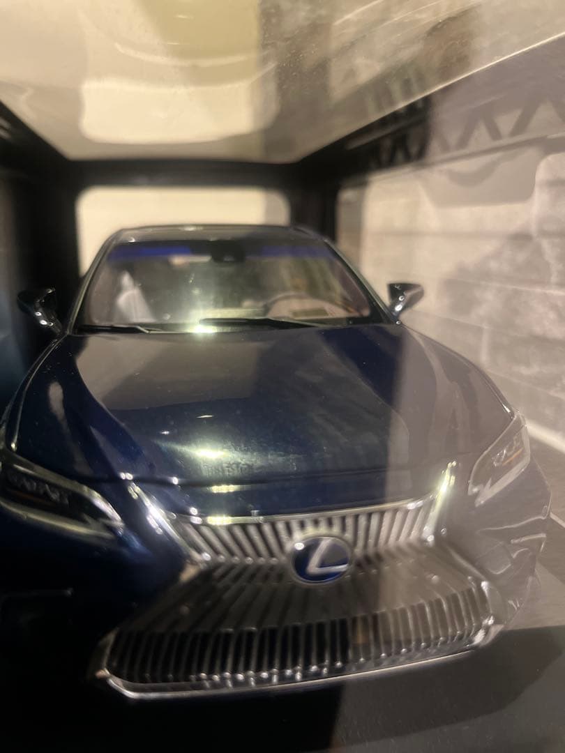 レクサスES300hバージョンL 1/ 18 ミニカー