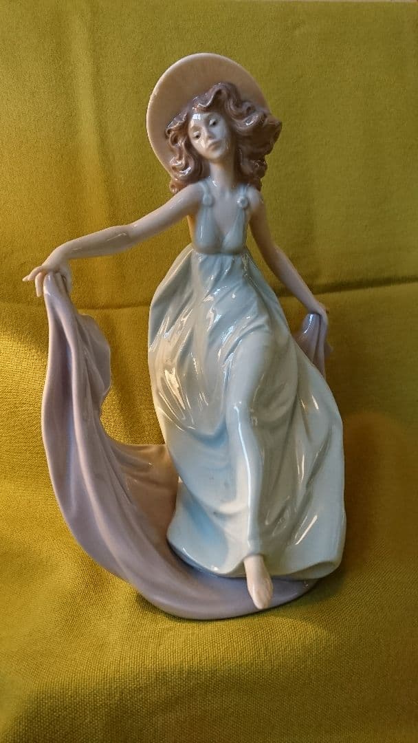 売約済」LLADRO リアドロ 5月の舞踏 フィギュリン 美品 - メルカリ
