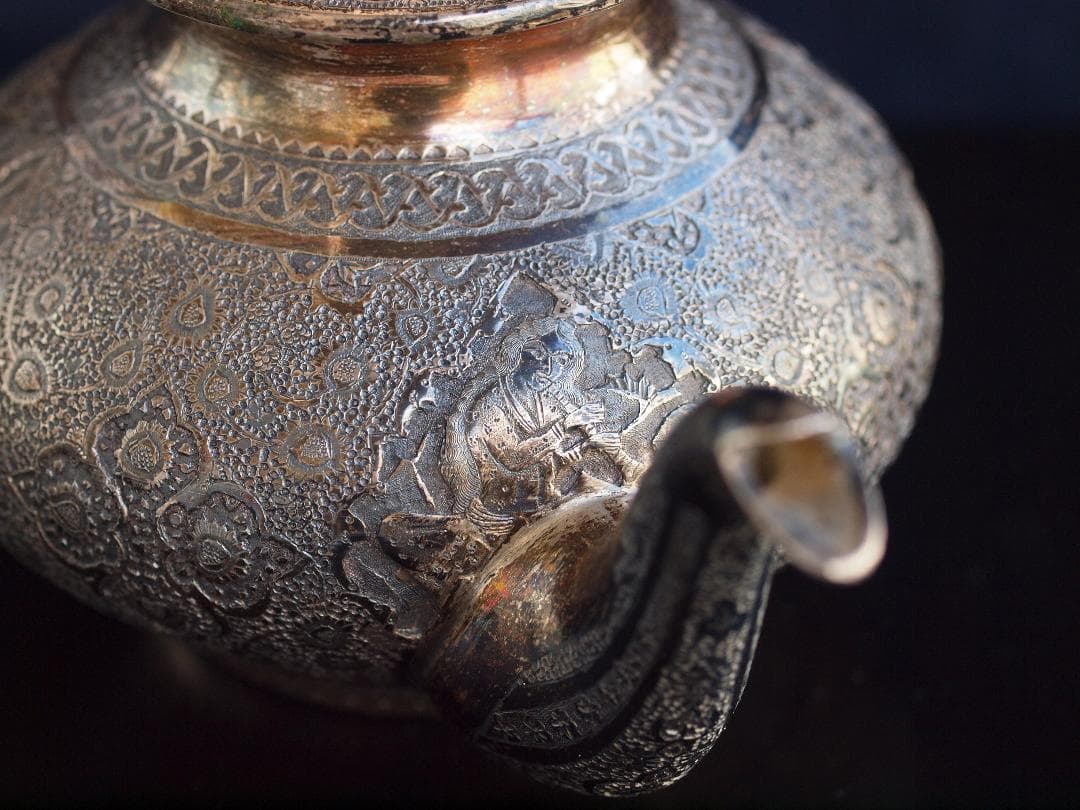 1970年央制作、イラン伝統彫金細工が楽器を奏でる人や花を刻む銀製ティーポット