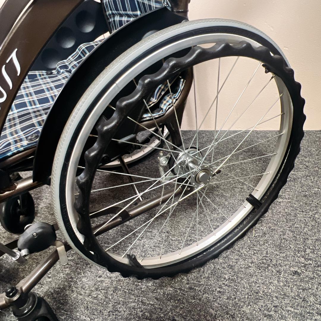 カワムラサイクル　自走用　ノーパンクタイヤ　次世代型車椅子　WAVITシリーズ