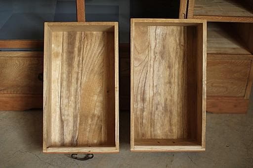 古い木枠のガラス戸棚 木製引き出し8杯の通販はau PAY マーケット