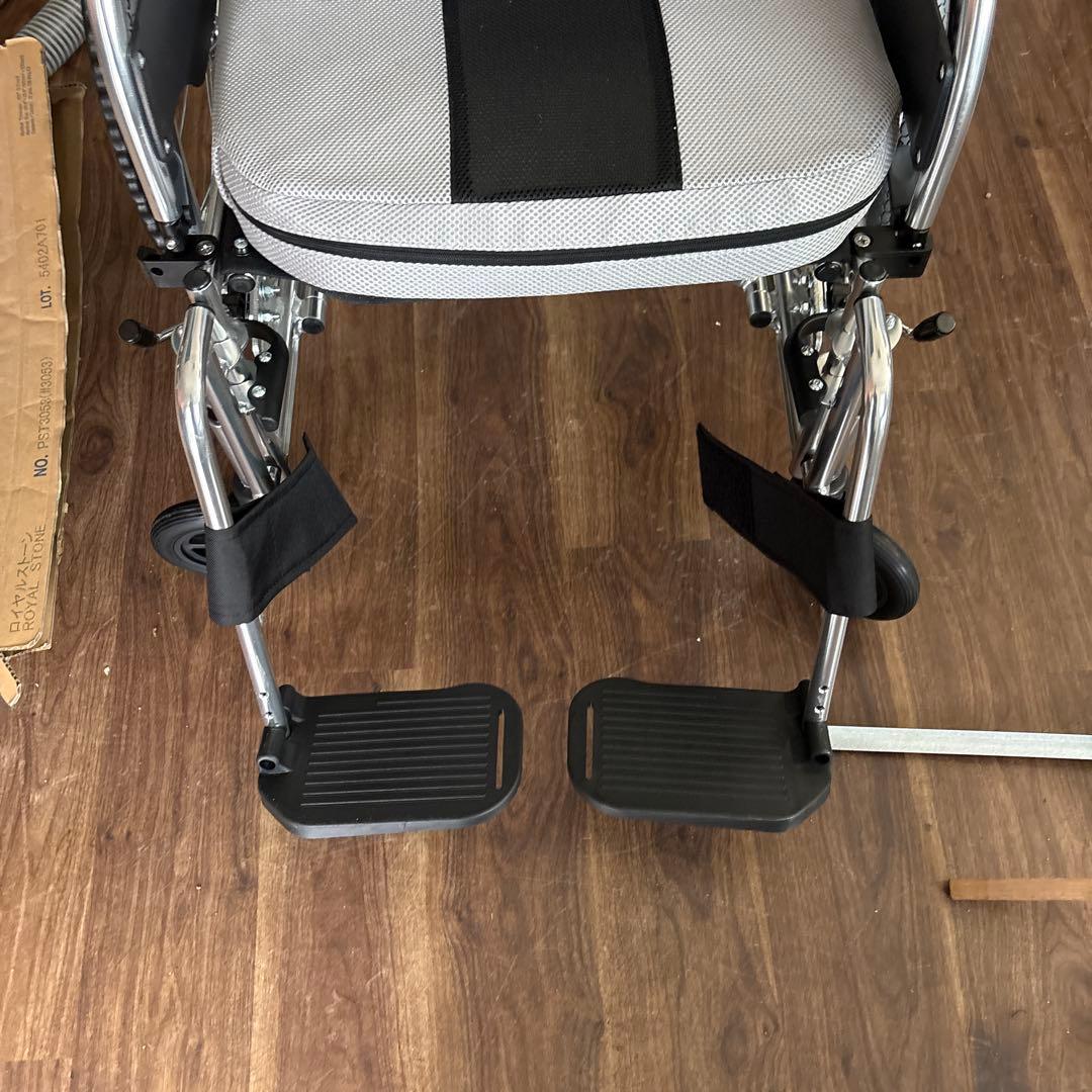 介助用車椅子 グレーとブラック