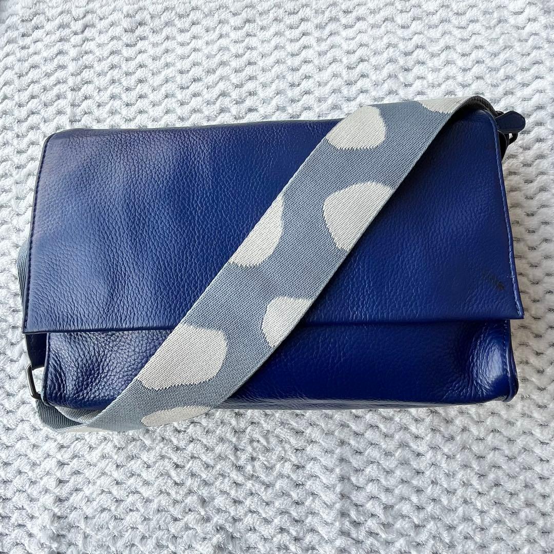 イアパピヨネ 柄ワイドテープショルダーバッグ ダルメシアン ボディバッグ ブルー