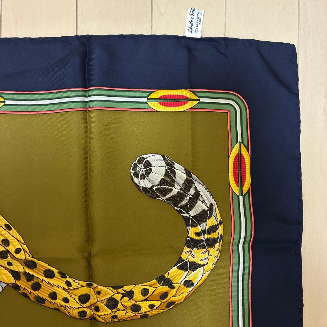 Salvatore Ferragamo シルク　スカーフ 総柄　虎　イタリア製