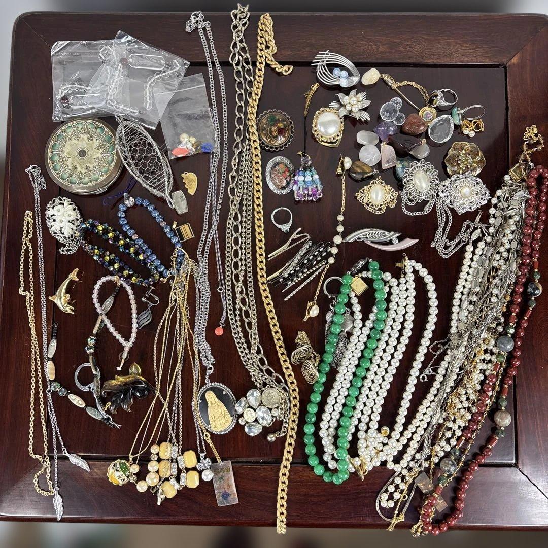 多様なデザインのネックレスセット - メルカリ