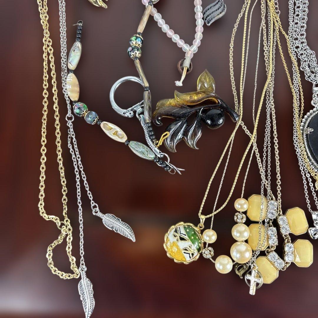 多様なデザインのネックレスセット - メルカリ