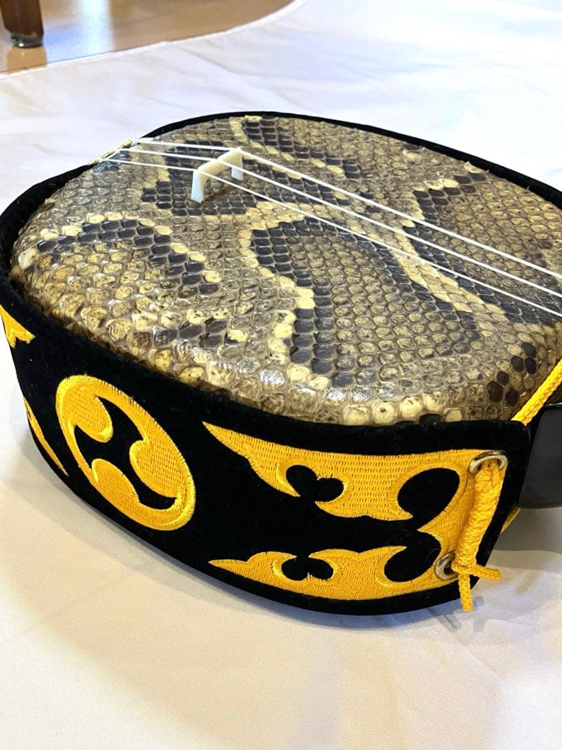 ⭐️沖縄 三線 本蛇皮 黒漆 三味線 ケース付　演奏可能