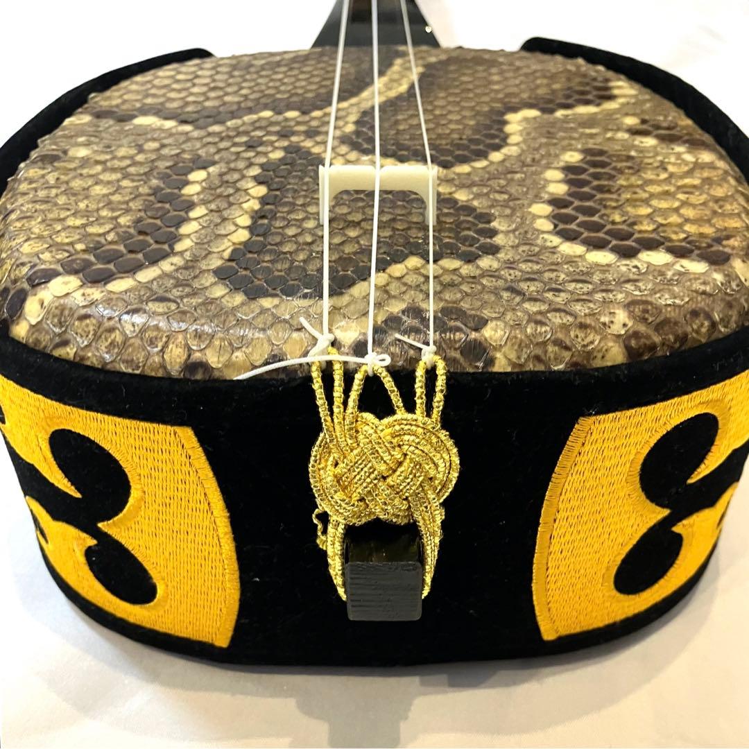 ⭐️沖縄 三線 本蛇皮 黒漆 三味線 ケース付　演奏可能