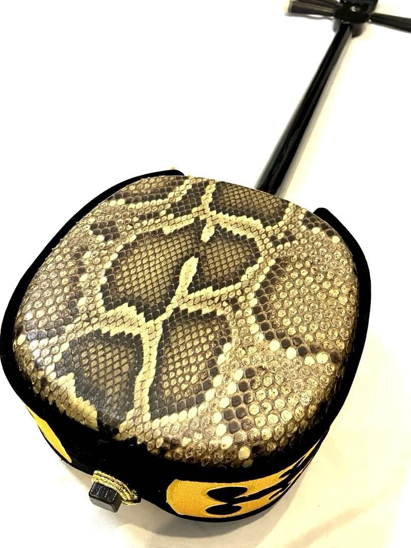 ⭐️沖縄 三線 本蛇皮 黒漆 三味線 ケース付　演奏可能