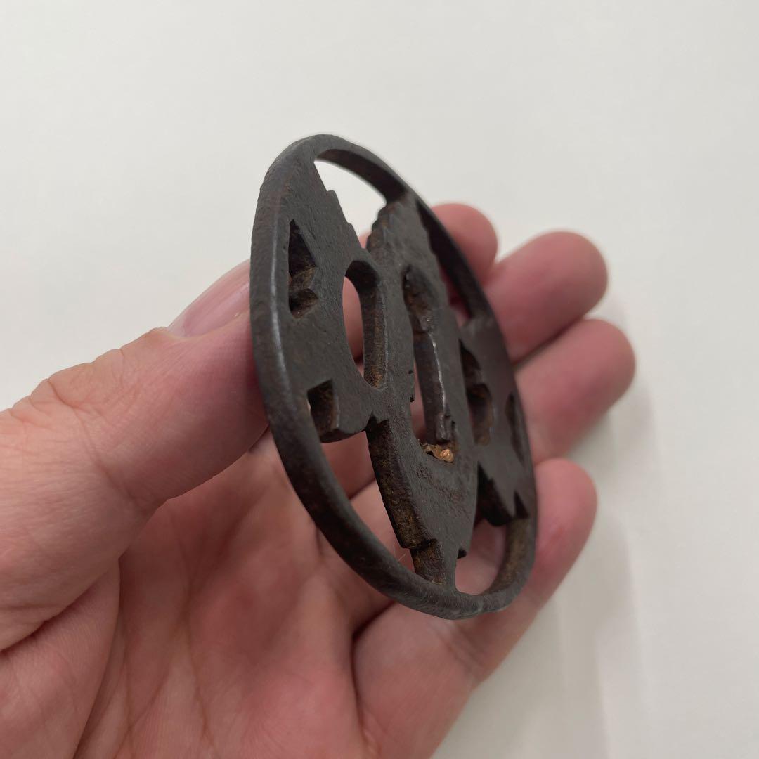 鉄製 鍔(つば) ヒイラギ図 透かし鍔 鐔 鉄地 向い鶴透図鍔｜