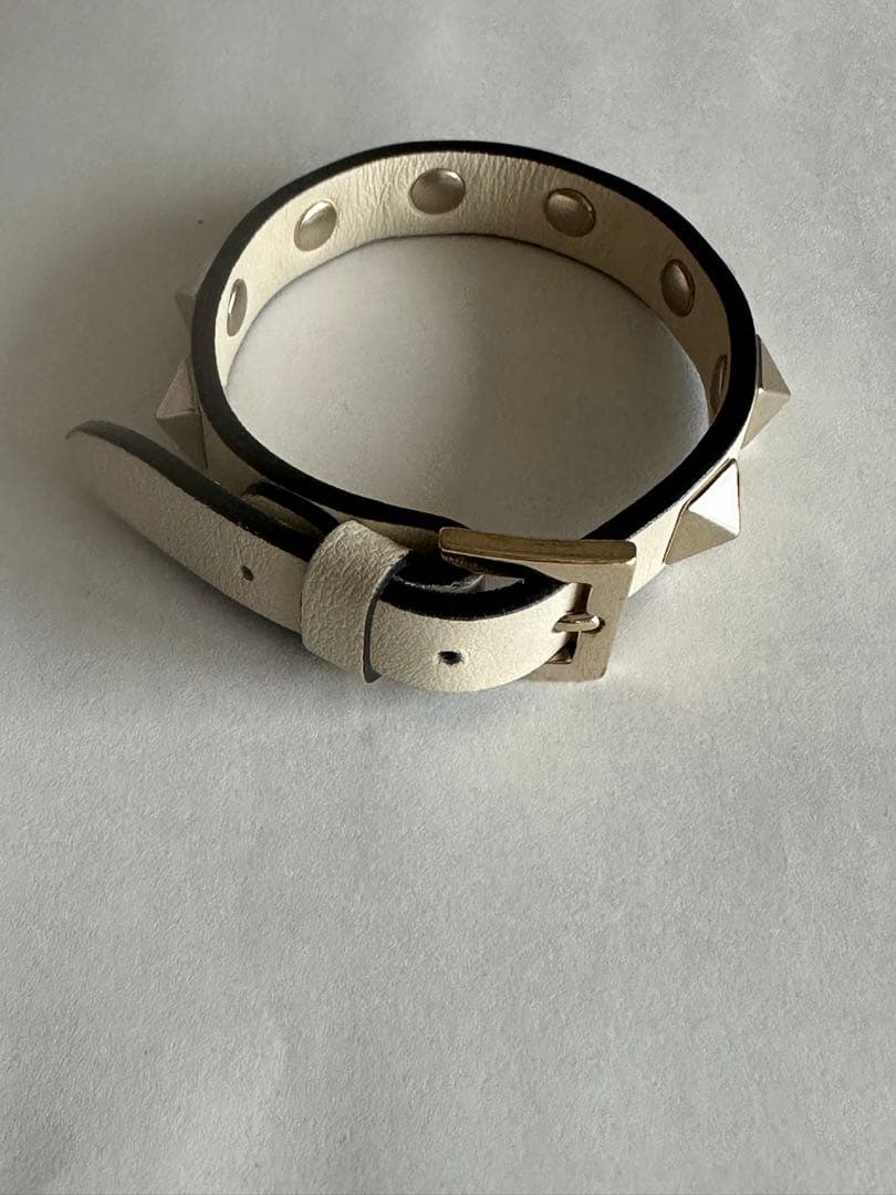 risa様 ヴァレンティノ ホワイトレザースタッズバングル - メルカリ